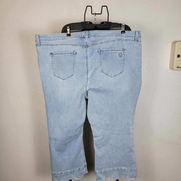 Laurie Felt | Women Daisy Crop Flare - Picture 2 of 6